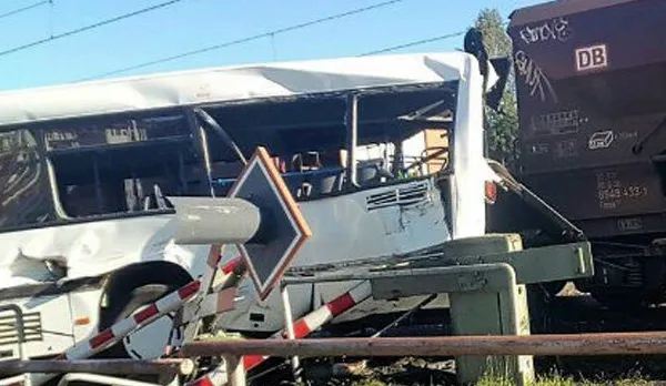 Accident CUMPLIT în Germania: un tren a lovit un autobuz. Zece persoane rănite