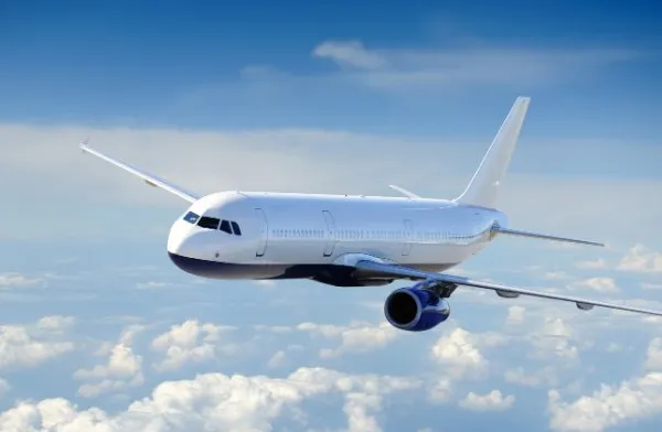 5 alimente pe care să NU le mănânci niciodată înainte să zbori cu avionul