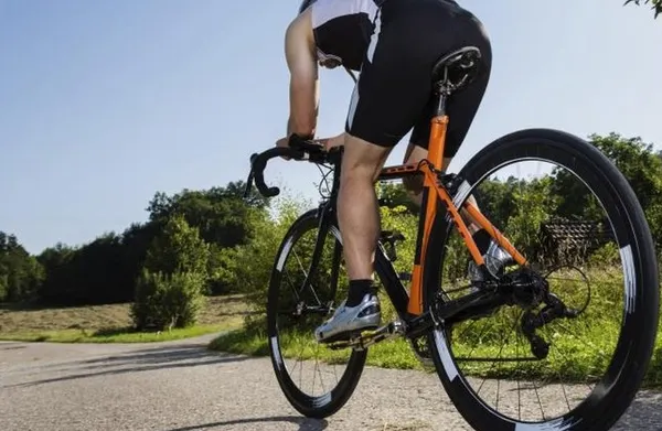 Numai biciclist să nu fii! Țara în care poți face închisoare dacă te urci beat în șa sau folosești telefonul în timpul pedalatului