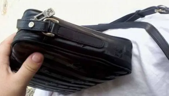 Un bărbat din Pitești și-a uitat în autobuz o borsetă cu mii de euro, lire și lei, dar și aproape 80 de grame de aur