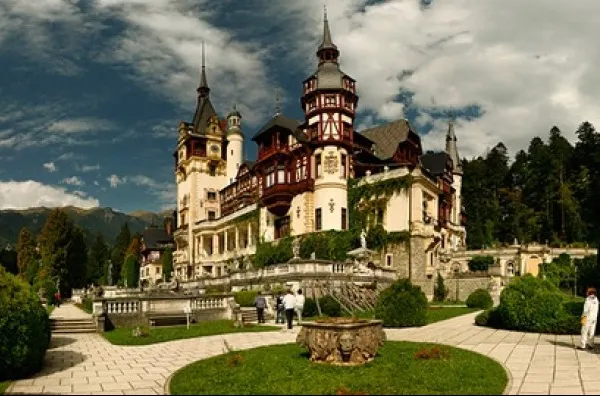 Regina Ana a murit. Drapel coborât în bernă la Castelul Peleș din Sinaia