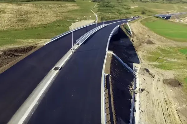 Imagini din dronă cu singura autostrada care ar putea fi gata în acest an