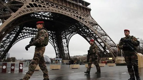 Autorităţile din Paris, din nou în alertă! Forţele de securitate caută un suspect, presupus terorist