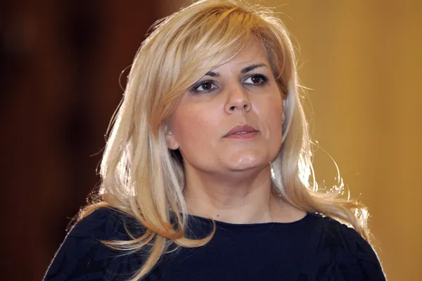 Elena Udrea, fotografie inedită. Ce cuvânt şi-a scris cu pixul, pe spate