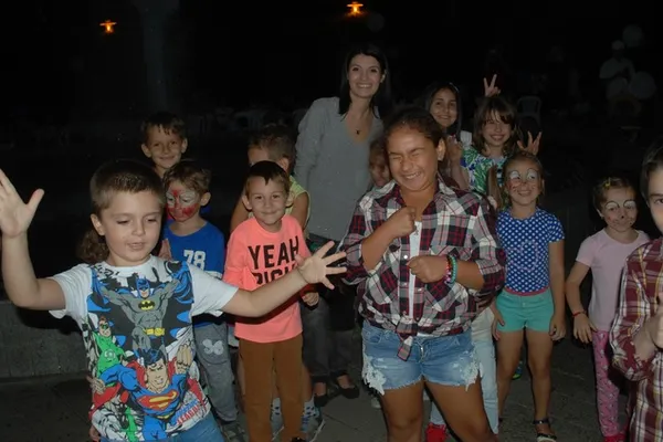 Copiii iau lecții despre dinozauri în parc, îmbinând cunoștințele cu joaca și arta