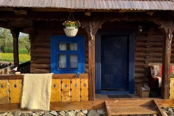 A restaurat o casă din Maramureş ce risca să ajungă lemne de foc. Acum arată fabulos