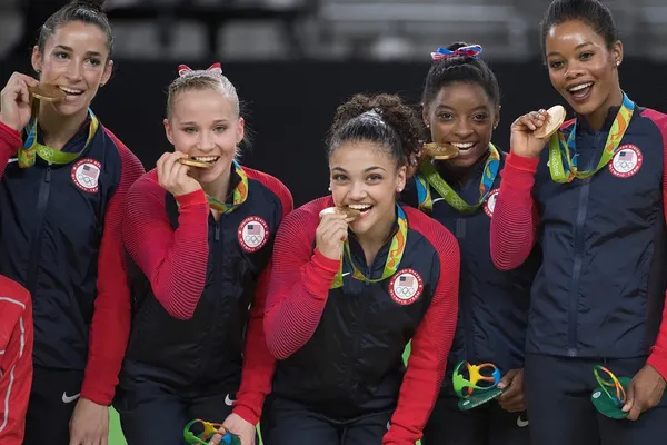 De ce sportivii de la Olimpiadă se prefac că mușcă medaliile de aur. Explicația, surprinzătoare