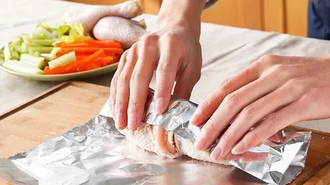Alimentele pe care nu trebuie să le acoperi cu folie de aluminiu. Pot deveni adevărate bombe pentru sănătate