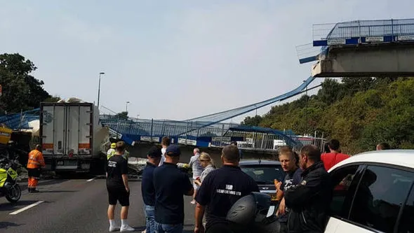 O pasarelă pietonală se prăbuşeşte peste maşini. VIDEO ŞOCANT