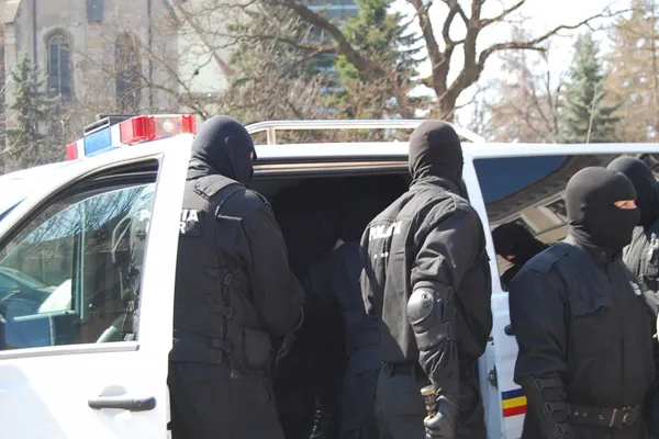 Ploieștiul, luat cu asalt de polițiști! Percheziții de amploare la persoane bănuite de șantaj