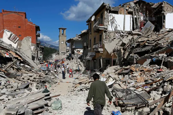 Cum a reușit fiul de 10 ani al femeii din Dolj moartă în cutremurul din Italia să supraviețuiască