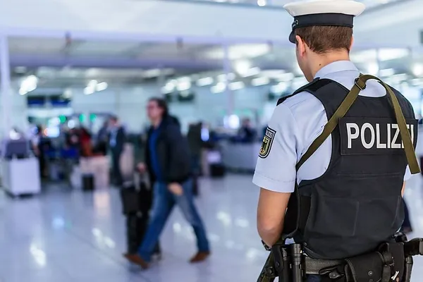 O nouă măsură antiteroristă: poliţiştii vor putea verifica telefoanele migranţilor din Germania