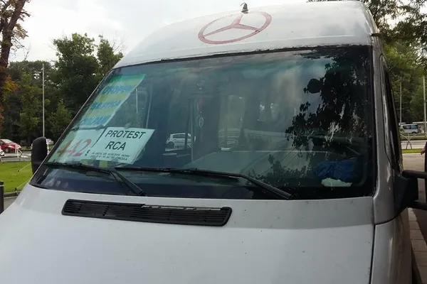 Şoferii au reluat protestele faţă de creşterea tarifelor RCA. Mai multe drumuri, blocate