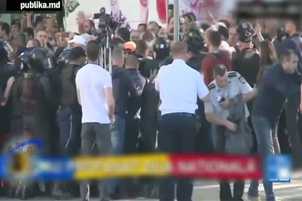 Proteste violente la Chişinău de Ziua Naţională. Forţele de ordine au folosit gaze lacrimogene