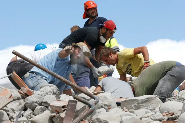 INCREDIBIL! A fost găsit un supravieţuitor al cutremurului din Italia după 9 zile!