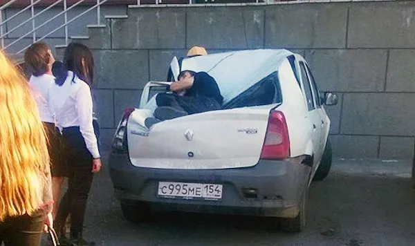 Un tânăr din Rusia a căzut de la etajul 23 pe un Logan. E incredibil ce s-a întâmplat