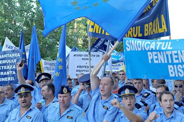 Proteste de amploare ale angajaților din penitenciare! Sute de persoane au ieșit din nou în stradă