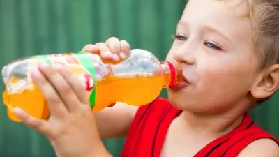 Sucurile pentru copii - PERICOL PENTRU SĂNĂTATE: 5 lingurițe de zahăr într-un pahar cu suc!