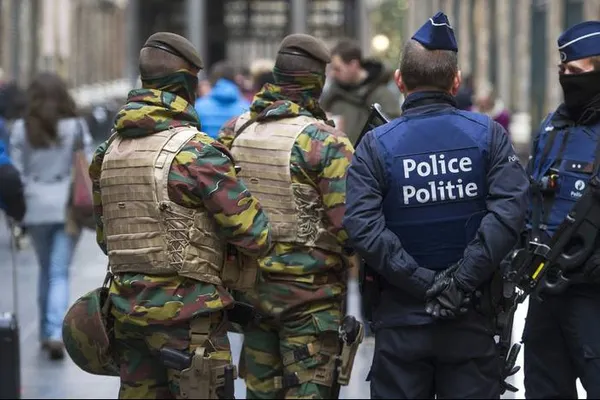 Panică la Bruxelles: Doi polițiști au fost atacați cu un cuțit de un bărbat