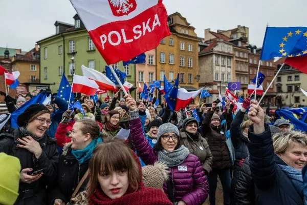 Parlamentul european pune presiune pe Polonia să rezolve criza constituțională