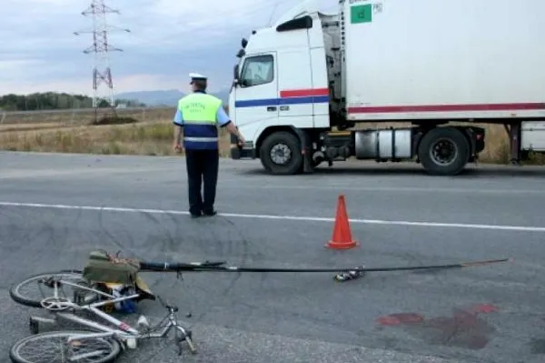 Accident grav. Un biciclist a murit, după ce a fost lovit de un TIR pe DN1A
