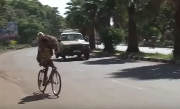 Șoferii, înmărmuriți. Ce duce în spate acest biciclist, în plină stradă