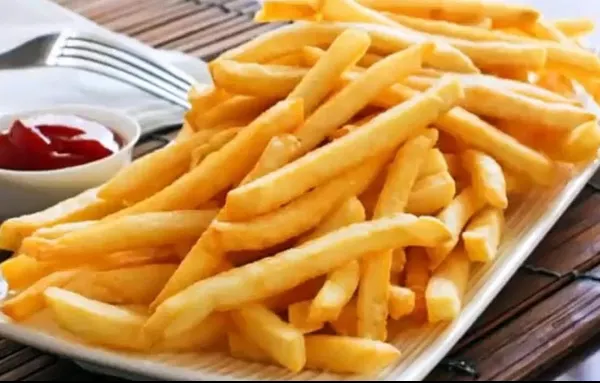 A intrat în restaurant şi a luat TREI cartofi prăjiţi din farfuria unui client. Finalul, FABULOS!