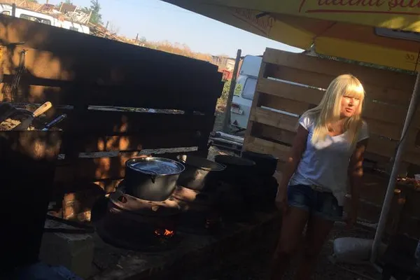FOTO. Elena Udrea face omletă pe plaja de la Corbu. Ce le cere în schimb turiştilor