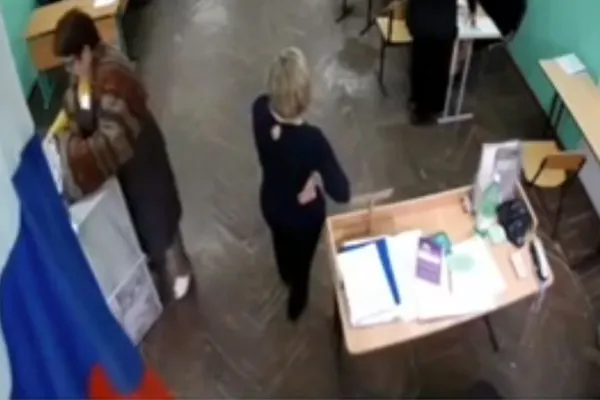 Frauda de la alegerile din Rusia, surprinsă de camerele de supraveghere
