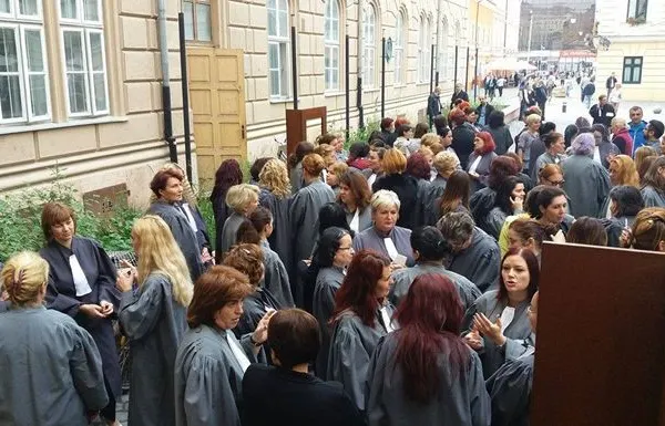 Procese suspendate la instanţele din Timiş după ce grefierii au ieşit în stradă să protesteze