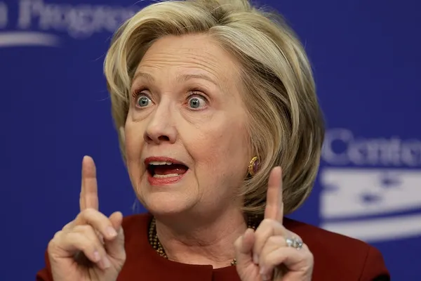 Hillary Clinton îl taxează  dur pe Trump pentru elogiile aduse lui Putin