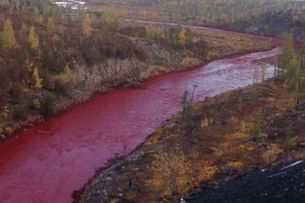 Râul din Rusia care s-a colorat în roşu sângeriu. Mister total asupra cauzei