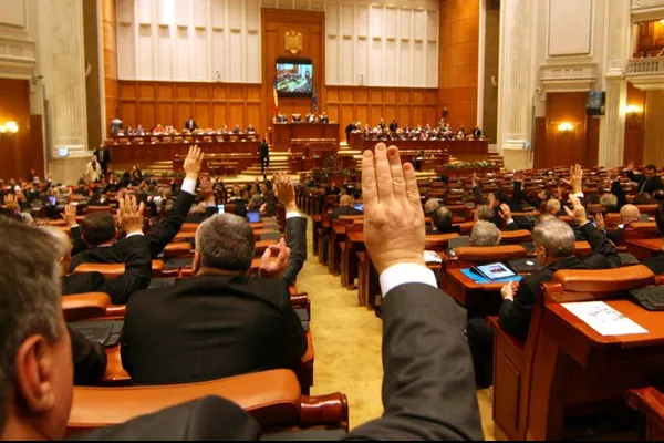 Majorările salariale din Sănătate și Educație, adoptate. Guvernul va ataca legea la CCR