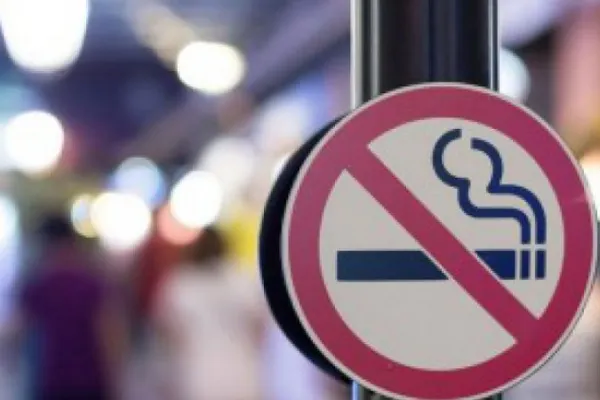 Modificările aduse legii anti-fumat, respinse în Comisia de Sănătate a Senatului