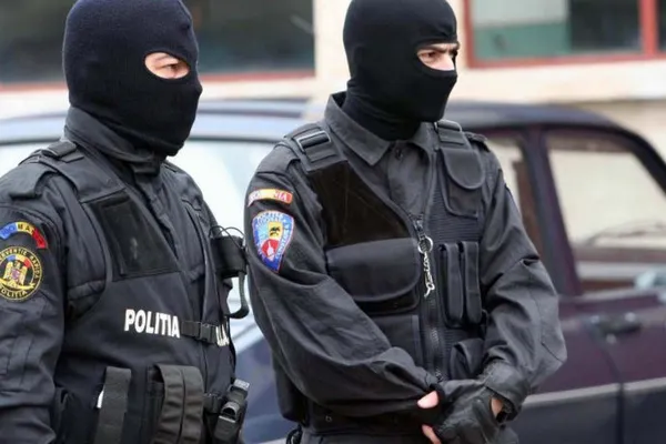 Percheziţii în Capitală şi în Gorj. Prejudiciu de 400.000 lei la Casa de Asigurări de Sănătate Gorj
