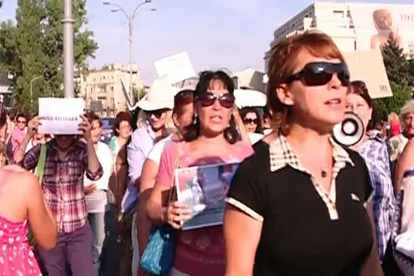 Peste 500 de iubitori de animale protestează în faţa Guvernului
