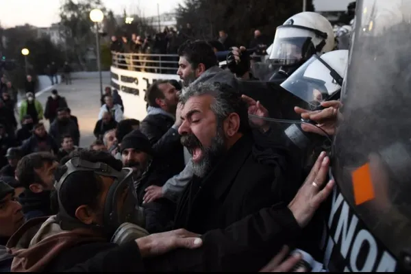 Proteste violente împotriva migranților în Grecia