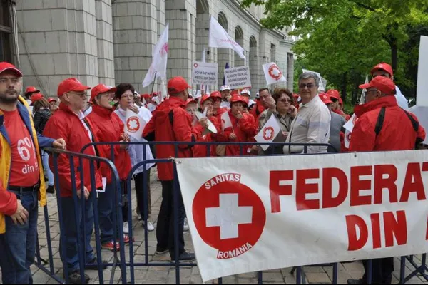Medicii, din nou în stradă: Peste 100 de sindicalişti protestează în faţa Ministerului Muncii