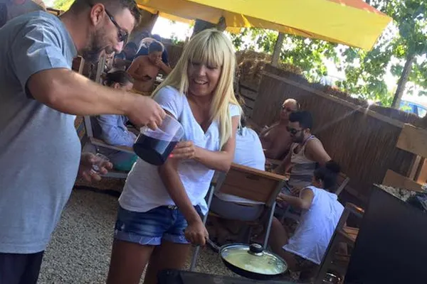 Elena Udrea, criticată pentru ţinută. "Nu mai am alţi pantaloni"