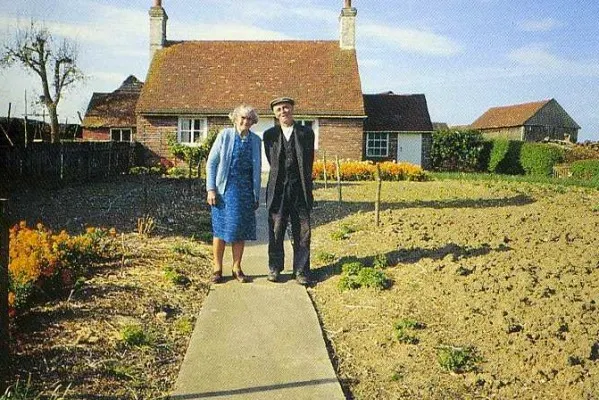 Un cuplu bătrân din Canada a făcut aceeaşi poză în fiecare an. Ultima fotografie e CUTREMURĂTOARE