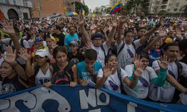Proteste violente în Venezuela: un polițist a fost ucis și alți doi răniți