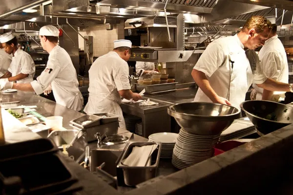 SECRETELE din bucătăria restaurantelor: Ce NU TREBUIE să comanzi NICIODATĂ