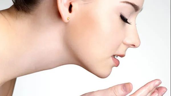 Sistemul hibrid de îngrijire a tenului: sănătate şi make-up în acelaşi timp!