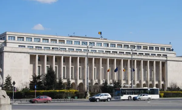 Ce a apărut pe sediul Guvernului, la 1 an de la COLECTIV