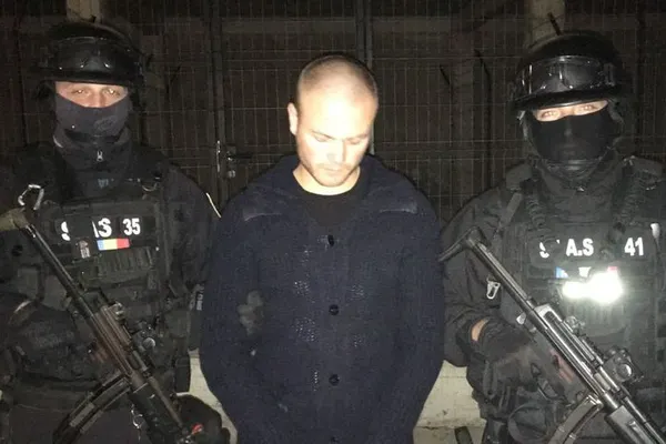 Bărbatul care a accidentat mortal doi copii în Galaţi și a fugit, adus sub ESCORTĂ din Italia