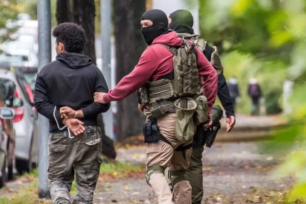 Germania în pericol! Teroristul din Chemnitz nu a fost încă găsit. Securitate sporită la Berlin