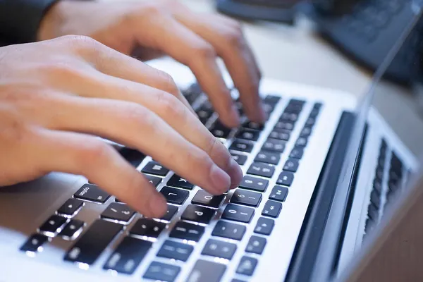 O familie de refugiați își vinde fiica online într-un anunț cutremurător. Polițiștii, șocați