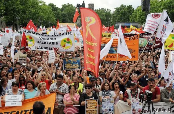Proteste masive în Koln față de regimul Erdogan! Peste 25.000 de musulmani și kurzi, în stradă