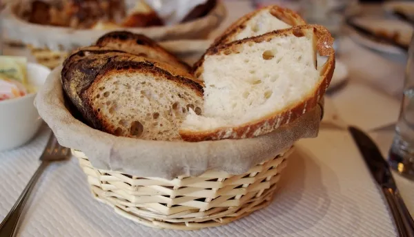 De ce să NU mănânci niciodată pâinea la restaurant