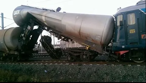 Accident feroviar la Arad. O locomotivă a lovit mai multe vagoane încărcate cu motorină